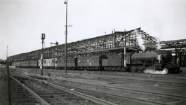 160887 Afbeelding van de stoomlocomotief nr. 4487 (serie 4300/4400/4500, Austrity ) van de N.S. met een trein langs het ...